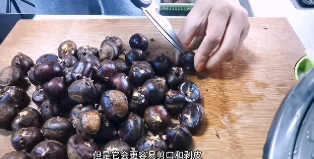 板栗剥好壳，冷冻起来，平时煲汤炒菜，煮粥都能方便食用了