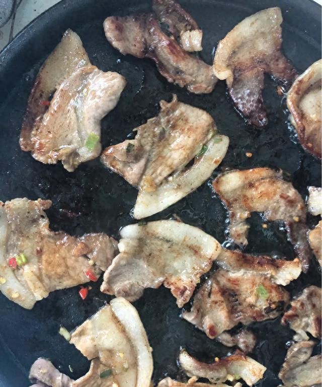 不用炭火，在家用电饼铛也能做出像模像样的烤肉