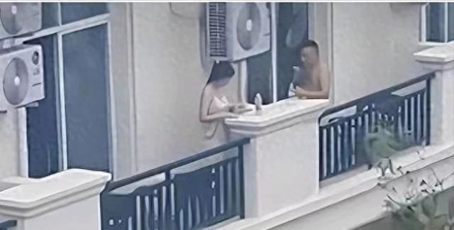 一段阳台上男女玩“打扑克”的视频引争议，网友纷纷谴责邻居！