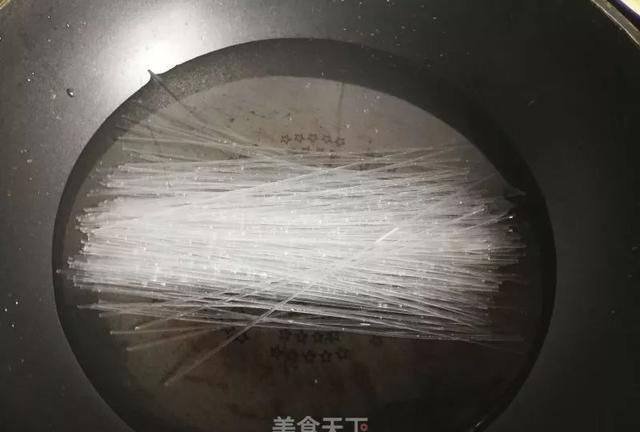 黄豆芽炒水晶粉：简单实惠又好吃，两块钱一大盘，超下饭