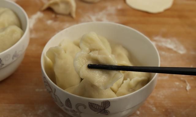 煮饺子，不要开锅就丢进去煮！牢记“加2盐，开3滚”，不粘不破皮