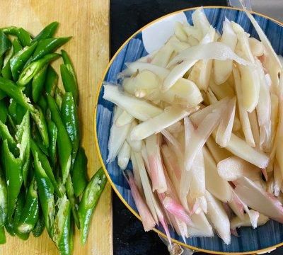 这道青椒嫩子姜烧土鸭超下饭，每天吃都吃不够