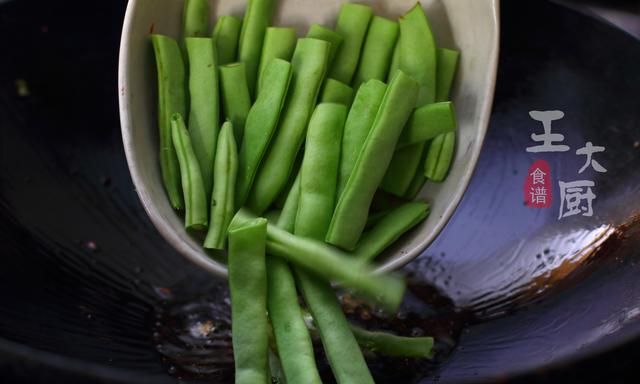 茄子炒豆角这样做，比炖肉好吃百倍，自己在家做，经济实惠又美味