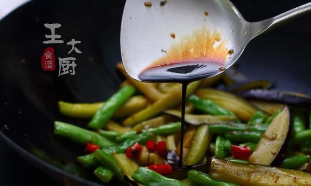 茄子炒豆角这样做，比炖肉好吃百倍，自己在家做，经济实惠又美味