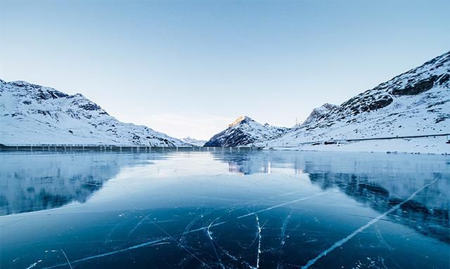 水能加热到105℃？为何不沸腾反而结冰？其中蕴含哪些物理知识